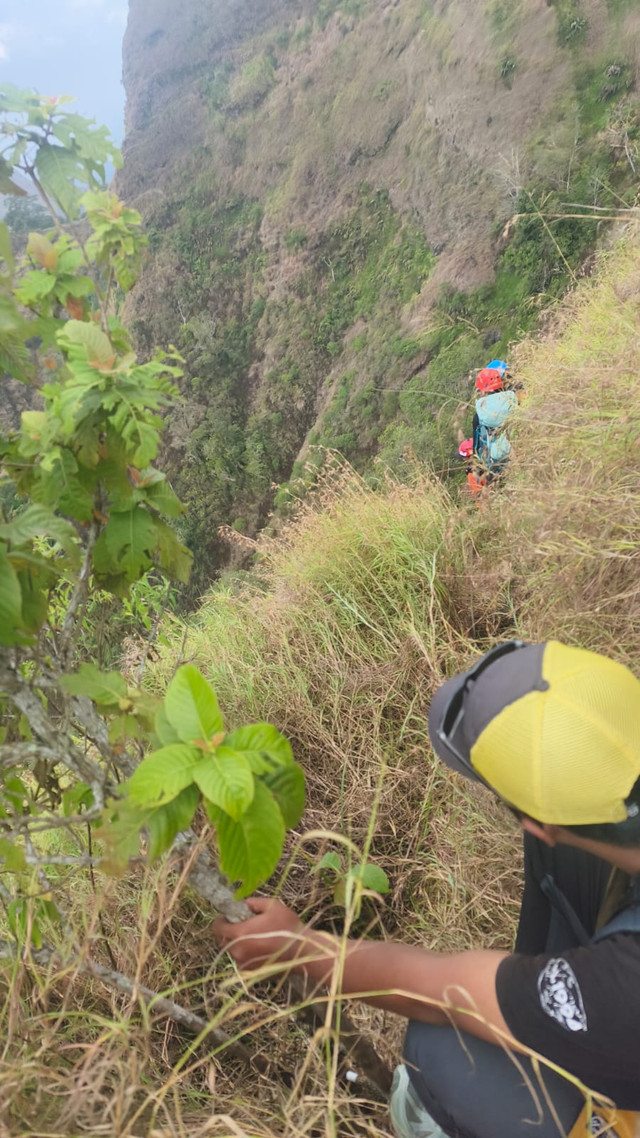 Proses pencarian dua pendaki yang dilaporkan hilang di Gunung Piramid, Kecamatan Curahdami, Kabupaten Bondowoso, Selasa (4/8/2026) siang. Foto: Dok. Tim SAR Bondowoso