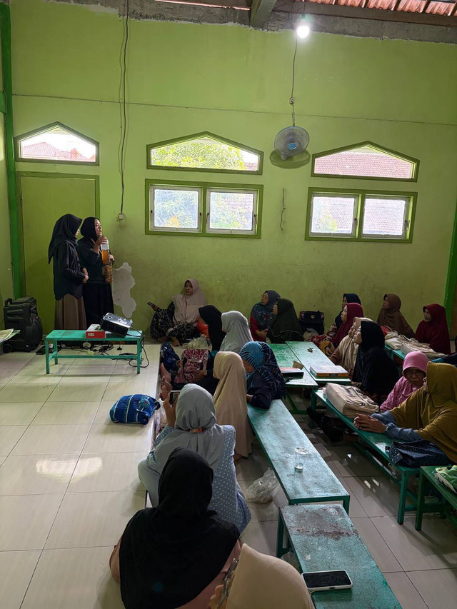 Anggota KKN-BBK Unair Papungan Saat Memberikan Praktik Pembuatan Eco-Enzyme