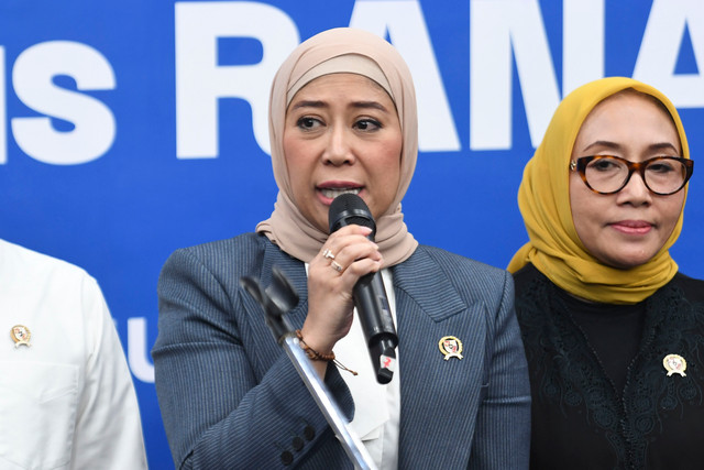 Menkomdigi Meutya Hafid (kiri) bersama Menteri PPPA Arifatul Choiri Fauzi (kanan) memberikan keterangan pers Gerakan Nasional Ruang Aman dan Nyaman untuk Anak (Gernas Rana) di Kemenkomdigi, Jakarta, Selasa (4/8/2026). Foto: M Risyal Hidayat/ANTARA FOTO