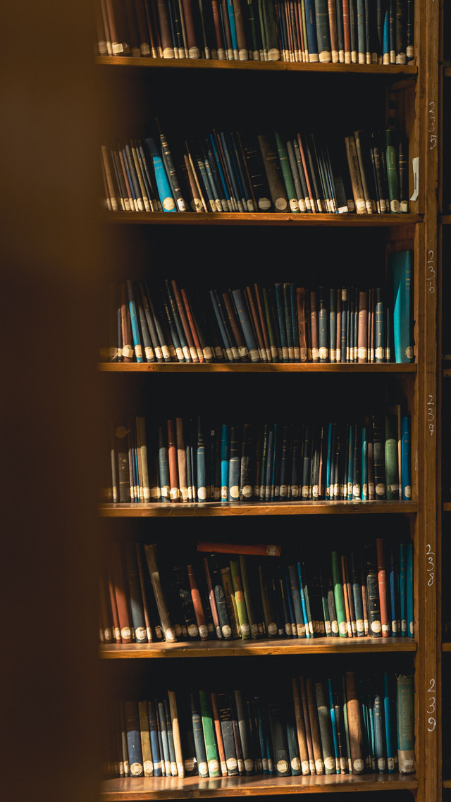 Perpustakaan sebagai simbol ilmu. Foto by Pexels.