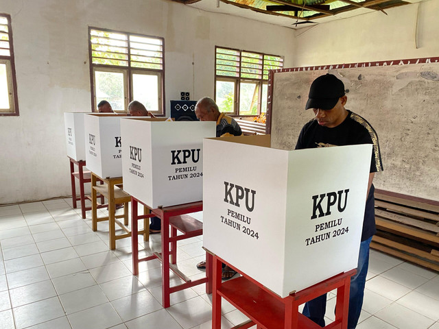 Suasana pelaksanaan Pemilu Serentak 2024 di Kabupaten Seram Bagian Barat (SBB) yang berjalan aman dan lancar sebagai wujud penyelenggaraan demokrasi yang tertib. Sumber: Media Center Pemerintah Kabupaten Seram Bagian Barat.