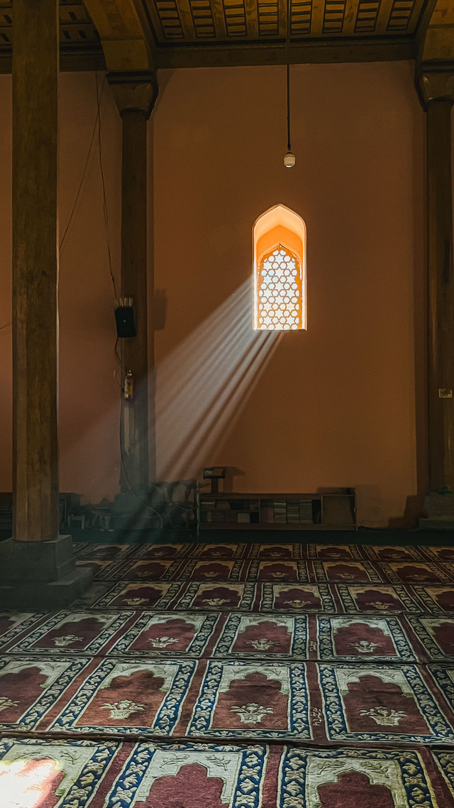 Masjid dan tempat muhasabah. Foto by Pexels.