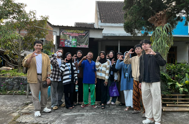 Foto bersama mahasiswa UM BBM dan pelaku UMKM Sambal Pecel Bu Ning usai kegiatan pendampingan.