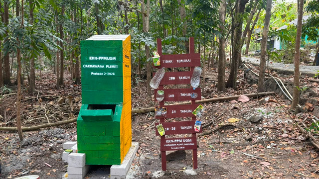 Foto 1.1 Alat Insinerator dan Papan Edukasi Masa Terurai Sampah Karya Tim KKN Cakrawana Pleret UGM