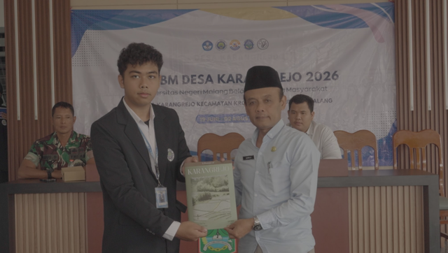 Penyerahan Buku Profil dan Potensi Desa Karangrejo kepada Kepala Desa Karangrejo