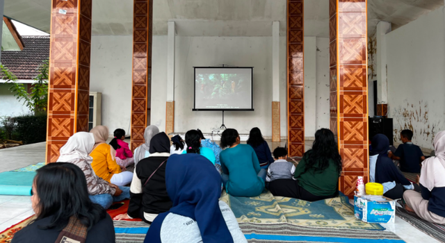 Dokumentasi kegiatan nonton bersama film Sekawan Limo 1 yang diikuti ibu-ibu dan anak-anak.