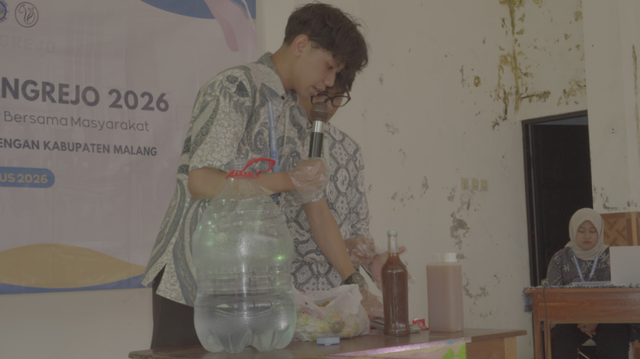 Demonstrasi pembuatan eco enzyme berbahan dasar kulit buah kepada masyarakat.