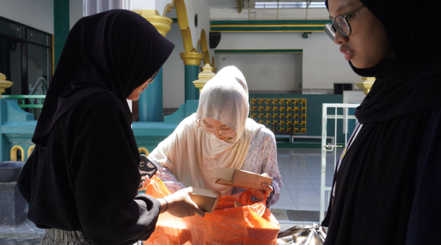 Persiapan pembagian makanan pada Program Jumat Berkah di Masjid Nurul Huda.