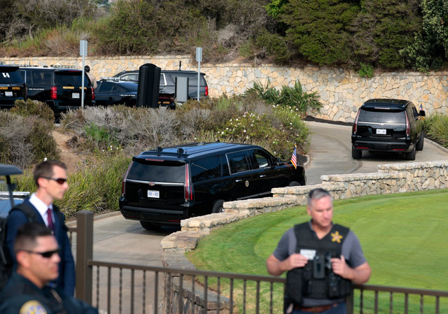 Konvoi kendaraan yang membawa Presiden Donald Trump di Trump National Golf Club, Los Angeles, pada Selasa (4/8). Foto: CHIP SOMODEVILLA / AFP