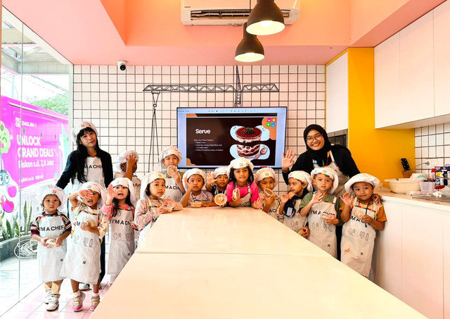 Sesi fun cooking di English 1 Center Pondok Kopi. Foto: dok. kumparan/Luke Andaresta.