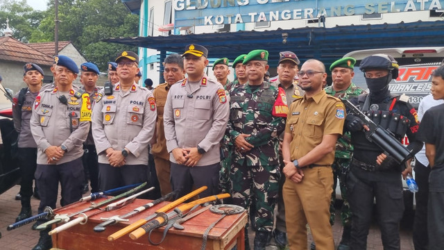 Apel pengamanan dan sajam yang diamankan usai keributan antar gang di Ciputat, Tangerang Selatan, Selasa (4/8/2026). Foto: Dok. Istimewa