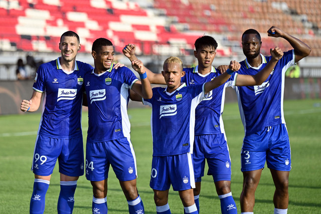 Selebrasi pemain Persib Bandung usai mencetak gol ke gawang Persija Jakarta pada pertandingan semifinal Piala Presiden 2026 di Stadion Kapten I Wayan Dipta, Gianyar, Bali, Selasa (4/8/2026). Foto: Nyoman Hendra Wibowo/ANTARA FOTO