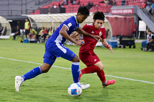 Pemain Persib Bandung Kakang Rudianto berebut bola di udara dengan pemain Persija Jakarta Arlyansyah Abdulmanan pada pertandingan semifinal Piala Presiden 2026 di Stadion Kapten I Wayan Dipta, Gianyar, Bali, Selasa (4/8/2026). Foto: Nyoman Hendra Wibowo/ANTARA FOTO