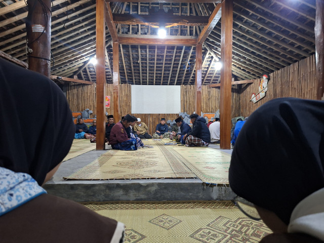 Pertemuan Bapak-Bapak Di Pendopo Dusun Kepuh