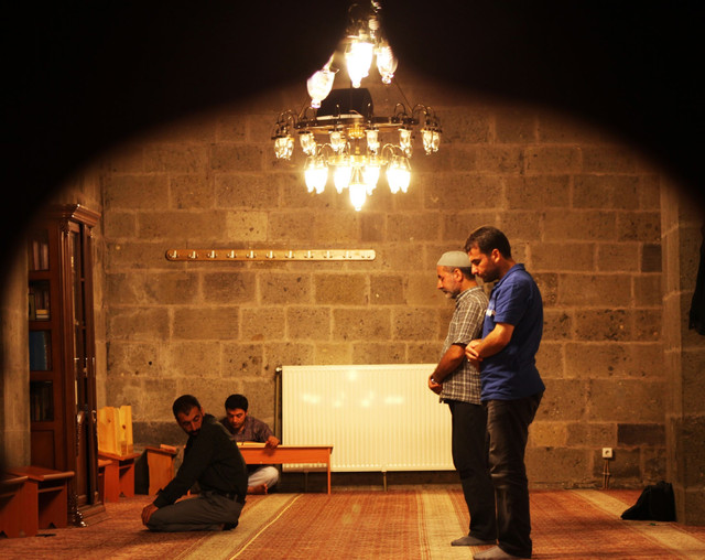Seseorang sedang menjalankan sholat subuh foto by Pexels