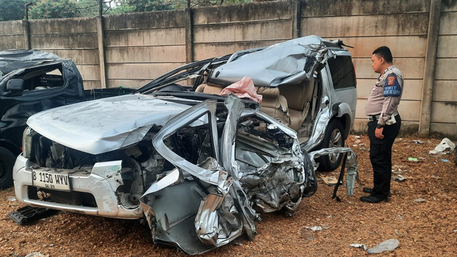 Kondisi mobil yang ditumpangi anggota DPRD Tangerang Selatan usai kecelakaan di Tol Cipali, Rabu (5/8/2026). Foto: Satlantas Polres Purwakarta