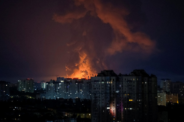 Ilustrasi: kondisi saat rudal Rusia menghantam Kiev, Ukraina, Rabu (5/8/2026). Foto: Gleb Garanich/REUTERS