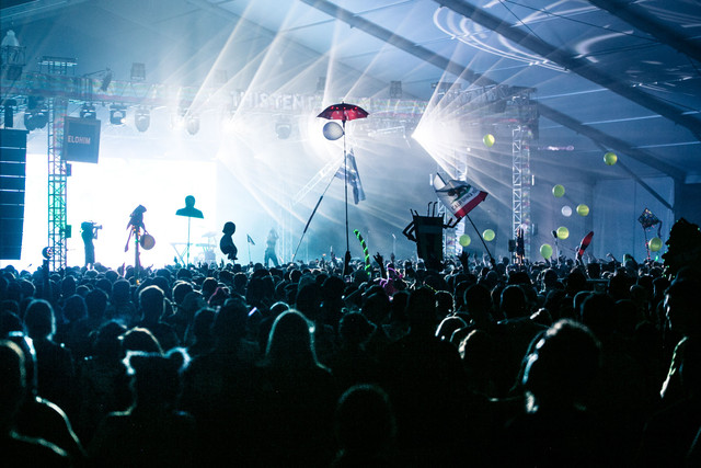 Ilustrasi prediksi harga tiket Maroon 5 Jakarta 2027. Foto: Wendy Wei/Pexels.com.