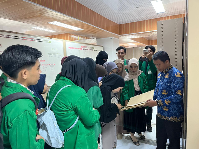Mahasiswa melakukan kunjungan ke Balai Peslestarian Arsip (Sumber: Dokumen Pribadi)