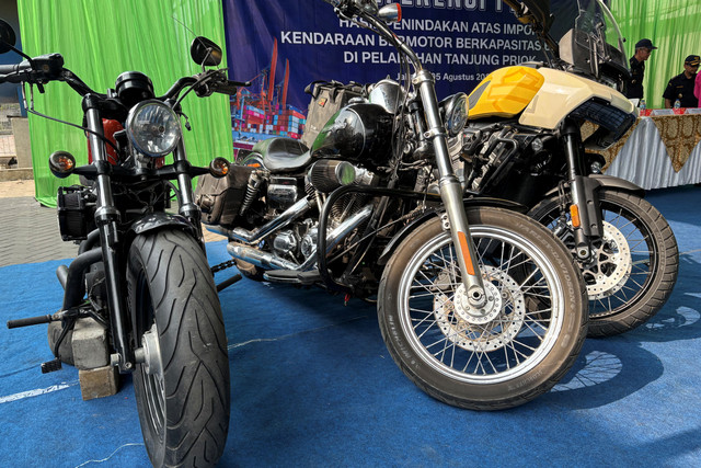 Ekspose dan konferensi pers hasil penindakan atas impor kendaraan bermotor berkapasitas besar di Pelabuhan Tanjung Priok, Rabu (5/8/2026). Foto: Muhammad Fhandra/kumparan