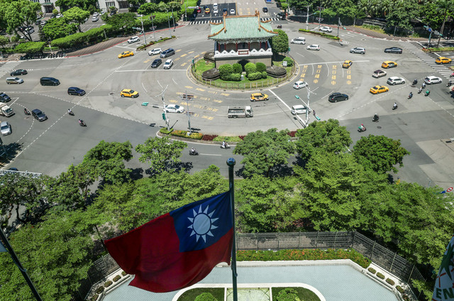 Bendera nasional Taiwan terlihat menjelang latihan militer tahunan Han Kuang di Taipei, Taiwan, Selasa (4/8/2026). Foto: I-Hwa Cheng / AFP