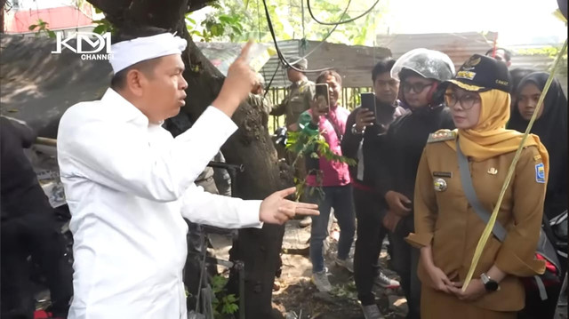 Momen Gubernur Jawa Barat, Dedi Mulyadi, menegur Camat ketika melakukan sidak di wilayah Kecamatan Coblong, Kota Bandung. Foto: Dok. Tangkapan layar video YouTube @KANGDEDIMULYADICHANNEL