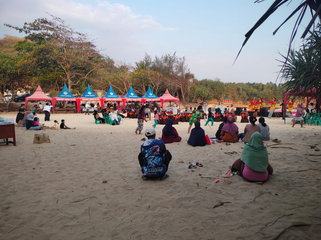 Suasana Festival Tirta Amarta di Pantai Pudak Desa Ngadipuro, terlihat pengunjung yang sedang menyaksikan penampilan Tari Sekar Pudak, serta sejumlah stan UMKM turut memeriahkan kegiatan, Blitar, 26 Juli 2026.