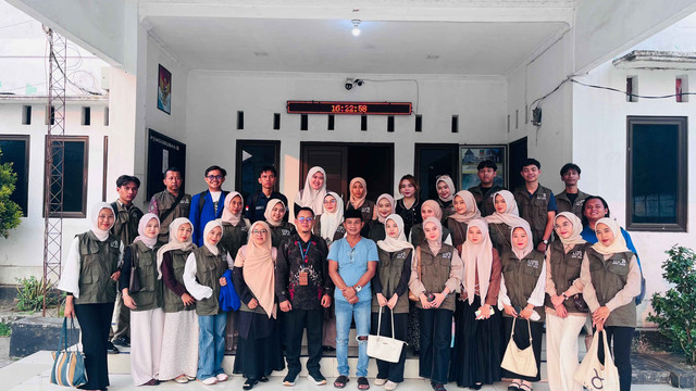 Foto bersama seluruh mahasiswa KKN, DPL, dan Skretaris Desa di depan Kantor Desa Karangsari.