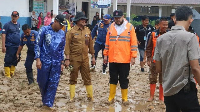 Wali Kota Padang, Fadly Amran bersama jajaran Pemko Padang meninjau kondisi SMP Negeri 41 Padang yang terdampak banjir, Selasa (4/8/2026) siang. (Dok. Diskominfo Padang)