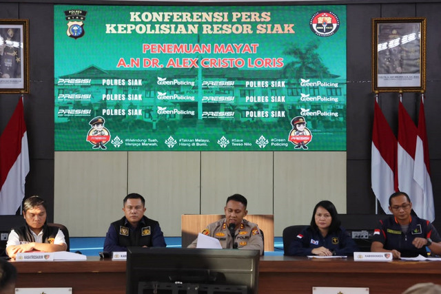 Kapolres Siak AKBP Sepuh Ade Irsyam Siregar memberikan keterangan pers kasus kematian dokter PPDS Alex Cristo di Polres Siak, Rabu (5/8/2026). Foto: kumparan