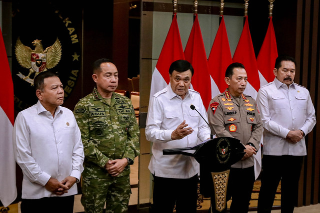Menteri Koordinator Bidang Politik dan Keamanan (Menko Polkam) Djamari Chaniago (tengah) memberikan keterangan pers terkait situasi keamanan nasional di Kantor Kemenko Polkam, Jakarta, Rabu (5/8/2026). Foto: Jamal Ramadhan/kumparan
