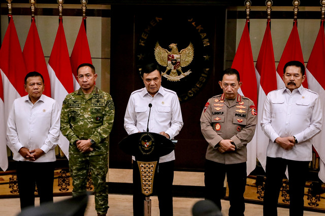 Menteri Koordinator Bidang Politik dan Keamanan (Menko Polkam) Djamari Chaniago (tengah) memberikan keterangan pers terkait situasi keamanan nasional di Kantor Kemenko Polkam, Jakarta, Rabu (5/8/2026). Foto: Jamal Ramadhan/kumparan