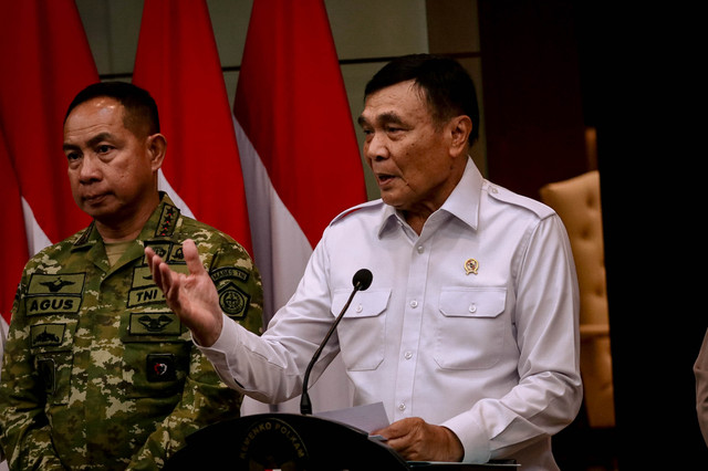 Menteri Koordinator Bidang Politik dan Keamanan (Menko Polkam) Djamari Chaniago (kanan) memberikan keterangan pers terkait situasi keamanan nasional di Kantor Kemenko Polkam, Jakarta, Rabu (5/8/2026). Foto: Jamal Ramadhan/kumparan