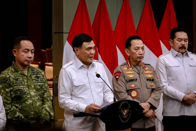 Menteri Koordinator Bidang Politik dan Keamanan (Menko Polkam) Djamari Chaniago (kedua kiri) memberikan keterangan pers terkait situasi keamanan nasional di Kantor Kemenko Polkam, Jakarta, Rabu (5/8/2026). Foto: Jamal Ramadhan/kumparan