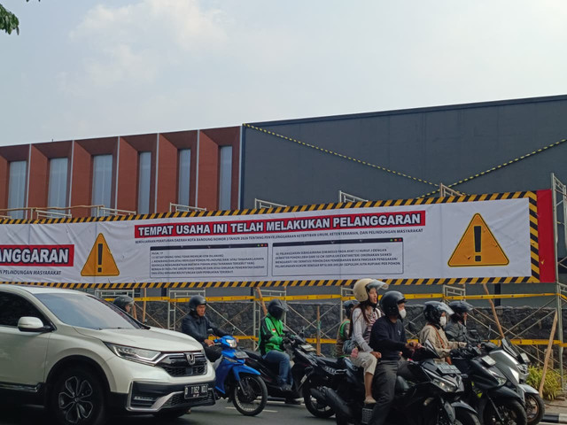 Satpol PP Kota Bandung menyegel videotron yang terpasang di Padel Club Six Nine, Jalan L.L.R.E. Martadinata, Kota Bandung, Rabu (5/8). Foto: Abisatya/kumparan