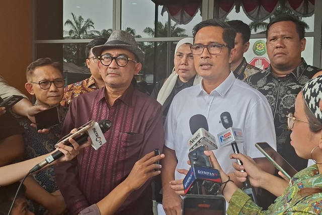 Tim Advokat eks Jampidus Febrie Adriansyah mendaftarkan Praperadilan di Pengadilan Negeri, Jakarta Selatan, Rabu (5/8/2026). Foto: Pradya Tirta/kumparan