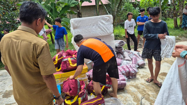 Kemensos salurkan bantuan logistik senilai Rp 1,46 miliar dari Gudang Regional Palembang bagi warga terdampak banjir dan longsor di Kota Padang, Sumatra Barat, Rabu (5/8/2026). Foto: Kemensos RI