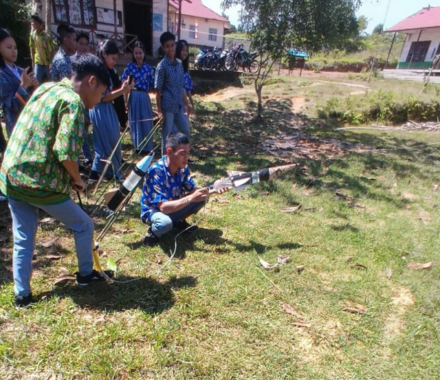 Peluncuran Roket Air memanfaatkan barang bekas (dok.pribadi)