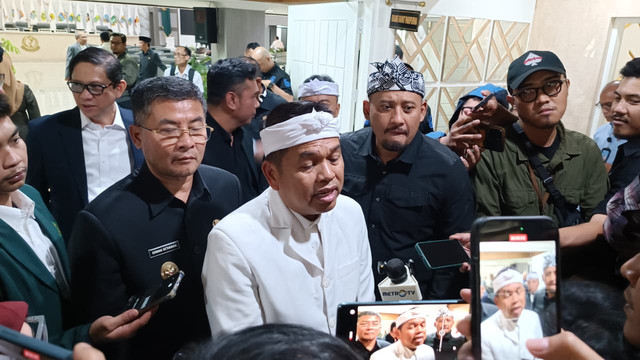 Gubernur Jawa Barat, Dedi Mulyadi, usai Rapat Paripurna Kesepakatan Bersama antara Gubernur dan DPRD atas Rancangan KUA dan Rancangan PPAS Tahun 2027 di DPRD Provinsi Jawa Barat, Rabu (4/8/2026). Foto: Abisatya/kumparan