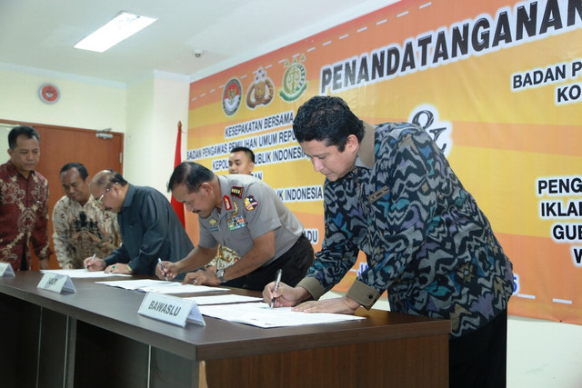 Penandatanganan Kesepakatan Bersama Bawaslu dan Kepolisian RI. Kolaborasi ini menjadi sorotan: birokrasi berbelit dan konflik tafsir di Sentra Gakkumdu kerap mengubur laporan pelanggaran, alih-alih menegakkan keadilan pemilu."