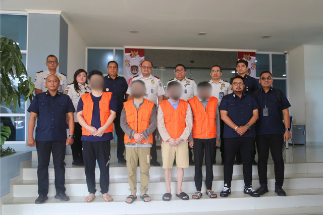 Empat warga negara Republik Rakyat Tiongkok, pelaku penipuan daring modus love scam yang beroperasi di Kota Semarang dideportasi ke negara asal. Foto: Dok. Imigrasi Semarang