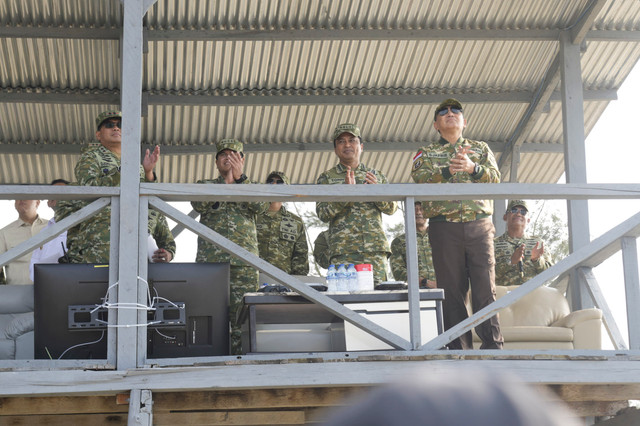 Panglima TNI Jenderal Agus Subiyanto, Menhan Sjafrie Sjamsoeddin, Ketua Komisi I DPR Utut Adianto, dan Kasad/Kasal/Kasau menyaksikan Latihan Terintegrasi TNI 2026 di Puslatpurmar 9 Dabo Singkep, Kepri, Rabu (5/8/2026). Foto: Dok. Puspen TNI