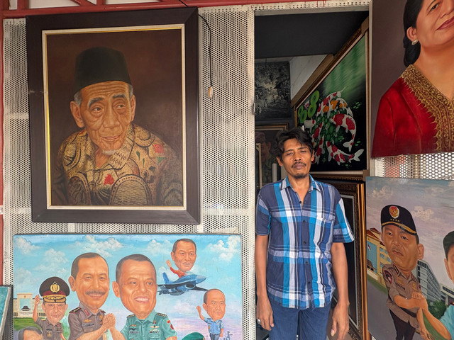 Yanto (46), pelukis di Sentra Lukis Pasar Baru, Jakarta Pusat. Foto: Argya Maheswara/kumparan