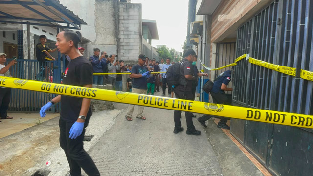 Polisi melakukan olah tempat kejadian perkara (TKP) di kontrakan terduga pelaku mutilasi di Depok, Rabu (5/8). Foto: Dok. kumparan