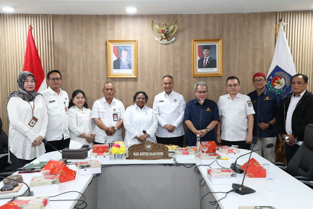 Wakil Menteri Dalam Negeri Ribka Haluk mengingatkan pemerintah daerah se-Tanah Papua agar segera menuntaskan penyaluran Dana Otonomi Khusus Tahap II Tahun Anggaran 2026 secara tepat waktu, tepat sasaran, dan akuntabel, Rabu (5/8). Foto: Dok. Kemendagri