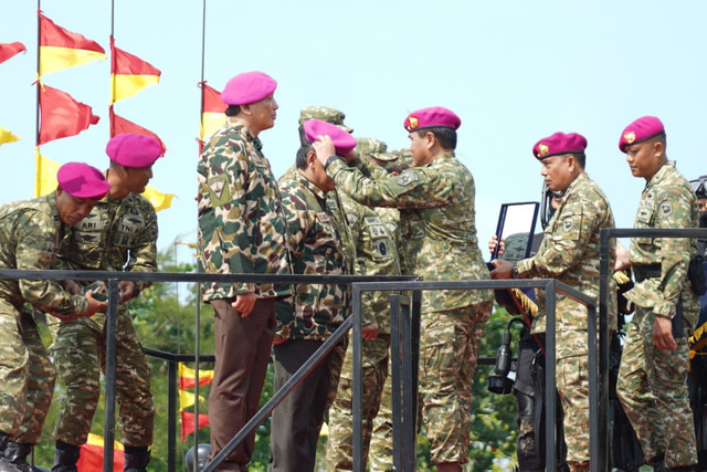 Menteri Pertahanan RI Sjafrie Sjamsoeddin Wakil Panglima TNI Jenderal TNI Tandyo Budi R, dan bersama sejumlah pejabat negara menerima Warga Kehormatan dan Brevet Korps Marinir dalam sebuah prosesi resmi pada Rabu, 5 Agustus 2026 Foto: Dok. TNI