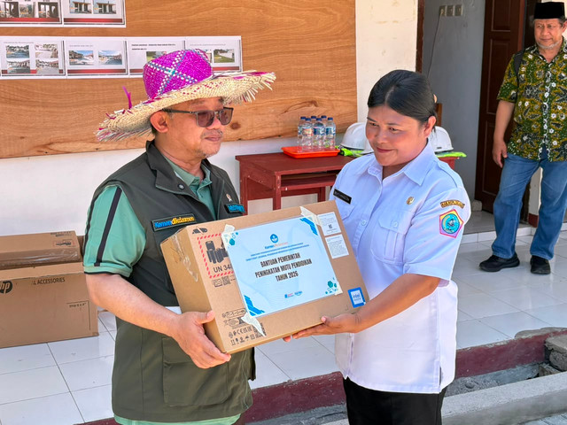 Menteri Pendidikan Dasar dan Menengah, Abdul Mu'ti, meninjau proses Revitalisasi Satuan Pendidikan dan Digitalisasi Pembelajaran di SD Negeri Miangas, di Pulau Miangas, Kabupaten Kepulauan Talaud, Sulawesi Utara, Rabu (5/8). Foto: Kevin Daniel/kumparan