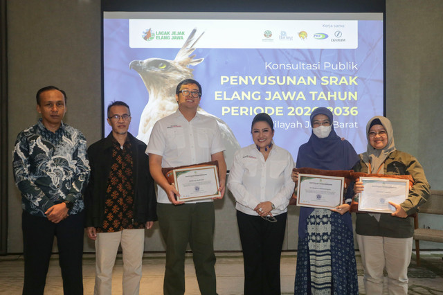 Sesi penyerahan apresiasi usai Konsultasi Publik Penyusunan SRAK Elang Jawa Periode 2026–2036 di Bandung, Jumat (31/7). Foto: Dok. Istimewa
