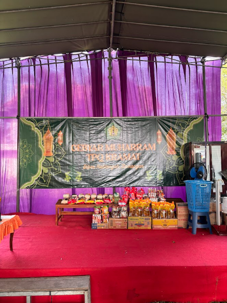 Foto banner dan hadiah acara gebyar muharram (Sumber: Foto diambil oleh mahasiswa KKN 67)
