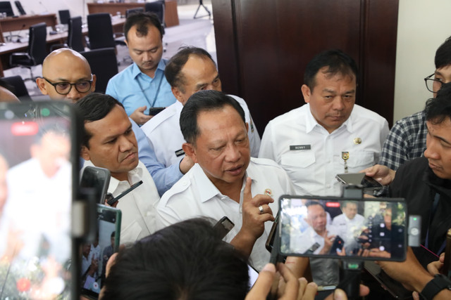 Mendagri Tito Karnavian pastikan pemerintah siapkan tiga langkah solusi mulai dari efisiensi anggaran, percepatan pencairan DBH, hingga usulan top-up DAU untuk atasi kesulitan daerah dalam pembayaran gaji pegawai termasuk PPPK, Rabu (5/8/2026). Foto: Dok. Kemendagri